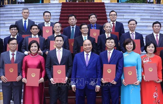 Chủ tịch nước Nguyễn Xuân Phúc trao quyết định phong hàm Đại sứ